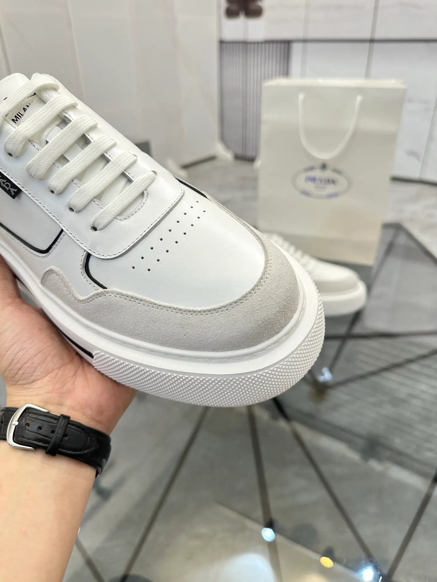 Men's shoes: 💰P580¥ High-end top quality Product trademark: Prada *"Prada*" low-top casual shoes Regular size: 38-45 (can be customized to 46) Product materials: imported first-layer cowhide stitching nubuck leather upper, breathable lining, cowhide foot pads, original ultra-light foam outsole. No.: 001